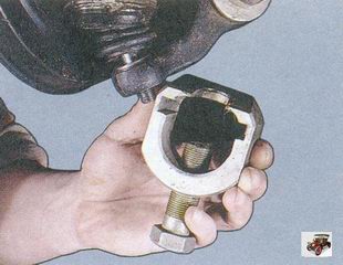 специальный съемник для выпрессовывания пальца шарового шарнира из рычага Лада Приора ВАЗ 2170