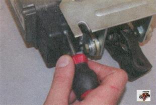 винт крепления защитного кожуха блока управления электромеханическим усилителем