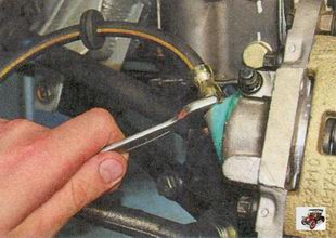 ослабьте затяжку наконечника шланга на рабочем тормозном цилиндре
