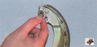 опорная шайба пальца приводного рычага задней тормозной колодки