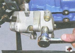 болты крепления кронштейна правой опоры двигателя к блоку цилиндров