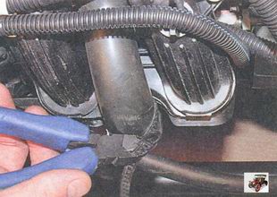хомут, стягивающий трос привода дроссельной заслонки и шланг вентиляции картера двигателя