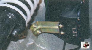 сепаратор паров топлива установлен в нише левого заднего колеса Лада Приора ВАЗ 2170