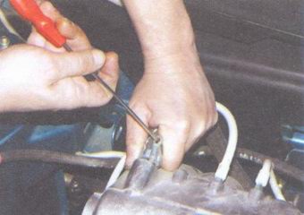 проверка герметичности соединения вакуумного шланга со штуцером на впускной трубе