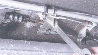 регулировочная гайка уравнителя троса привода стояночного тормоза