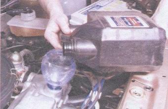 заливка моторного масла в двигатель