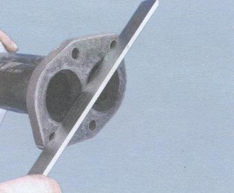 проверка плоскостности фланца приемной трубы глушителя