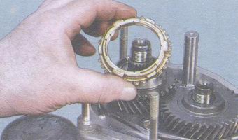 блокирующее кольцо синхронизатора 5-й передачи