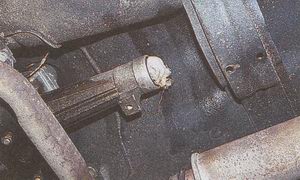 отверстие в торце удлинителя картера коробки передач автомобиля Волга ГАЗ 31105