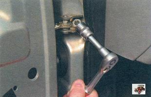 Снятие, замена и установка ограничителя открывания двери Лада Калина ВАЗ 1118