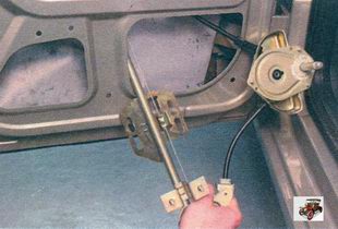 Снятие и установка стеклоподъемника задней двери Лада Калина ВАЗ 1118