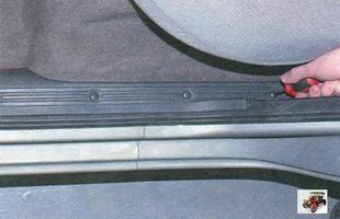 винты крепления задней облицовки порога двери Лада Калина ВАЗ 1118