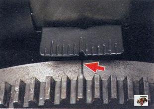 метки ВМТ нанесены на маховик (риска) и шкалу заднего щитка картера сцепления (треугольный вырез) Лада Калина ВАЗ 1118