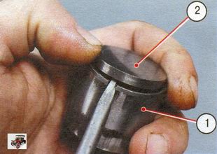 1 - рабочая поверхность толкателя клапана; 2 - рабочая поверхность регулировочной шайбы толкателя клапана