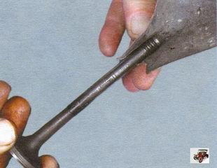 если устанавливается старый клапан, снимите заусенцы с проточек под сухари