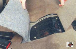 коврик и термошумоизоляционная накладки над люком в основании кузова