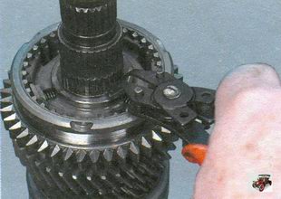 стопорное кольцо ступицы синхронизатора