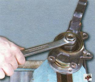 запрессуйте с помощью оправки переднюю ступицу во внутреннее кольцо подшипника