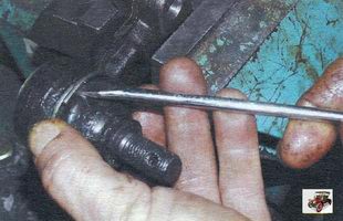пружинное кольцо пыльника наконечника рулевой тяги Лада Калина ВАЗ 1118