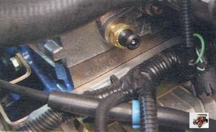 модель и номер двигателя выбиты на торце блока цилиндров Лада Калина ВАЗ 1118