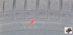 символ треугольной формы на шине указывают на место расположения индикаторов износа