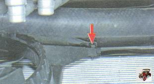 правый верхний болт крепления кожуха электровентилятора к радиатору
