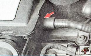 проверьте целость и надежность соединения шланга вакуумного усилителя со штуцером на впускной трубе двигателя