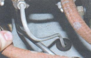 тормозная трубка контура привода передних тормозов (от главного тормозного цилиндра до левого брызговика)