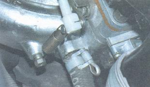 соединение шланга с впускной трубой двигателя