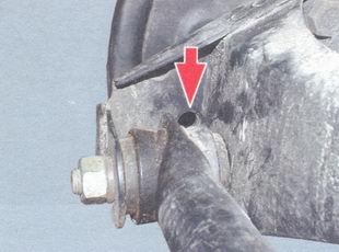 отверстие в кронштейне поперечной штанги для установки стержня прижимной пружины